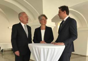 Justizminister Georg Eisenreich mit dem neuen Präsidenten des Landgerichts Uwe Erlbeck und der neuen Leitenden Oberstaatsanwältin Petra Strohbach