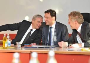 Justizminister Georg Eisenreich mit dem Präsidenten des LG Traunstein Dr. Rupert Stadler (li.) und dem Direktor des AG Altötting Günther Hammerdinger (re.)