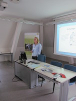 Frau RpflOI'in Carolin Wolf bei einem Vortrag im Rahmen der Veranstaltung "Die bayerische Justiz - Deine Zukunft"