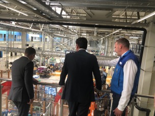 Saatsminister besucht das BMW-Werk In Leipzig