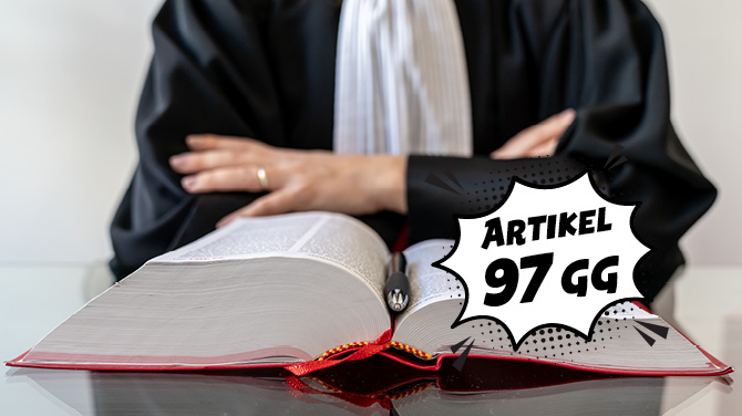 Bild: eine Richterin mit Gesetzbuch. Text: „Artikel 97 GG“.