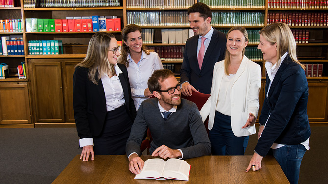 Gruppenfoto: sechs jüngere Richterinnen und Richter in einer Bibliothek.