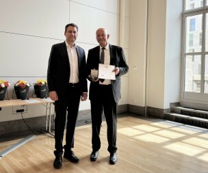 Justizminister Georg Eisenreich mit Reinhard Pfingstl, Präsident des Landgerichts Schweinfurt a. D., aus Schweinfurt